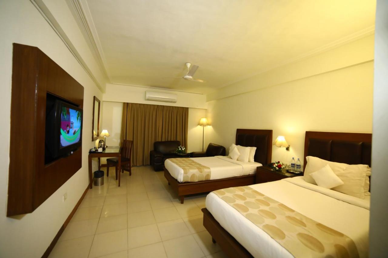 Renest Gandhidham Hotell Exteriör bild